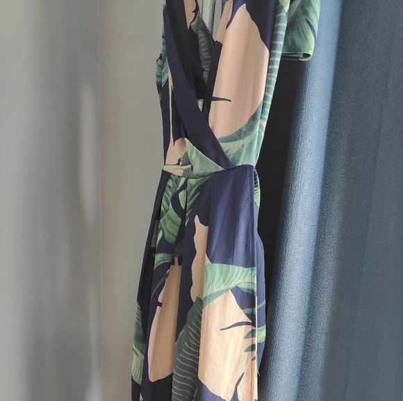 NWOT Gorgeous Floral Dress - Picture 6 of 11